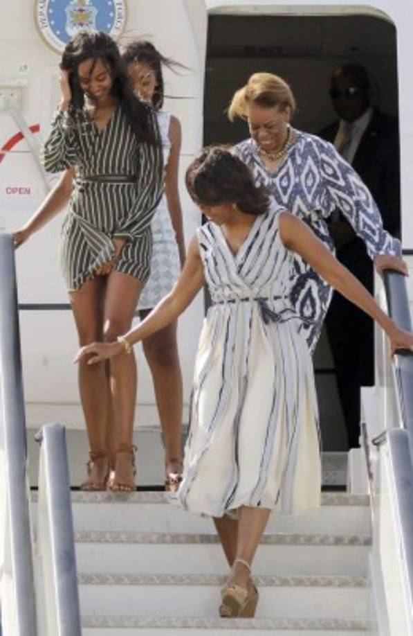 Provenientes de Marruecos, las mujeres de Obama –Michelle, Malia y Sasha- llegaron este 29 de junio a la Base Aérea de Torrejón de Ardoz, en España, para la cita que la primera dama de Estados Unidos tenía con la reina Letizia en el evento Let Girls Learn en Madrid.