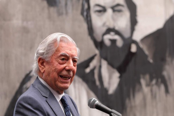 Mario Vargas Llosa celebra sus 81 años donando miles de libros