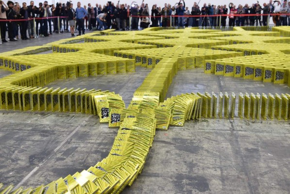 Joven crea efecto dominó con 10,200 libros