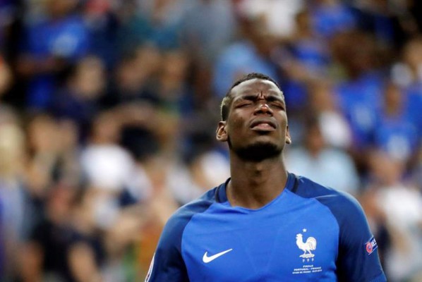 Pogba viajó a Inglaterra para firmar con el Manchester United