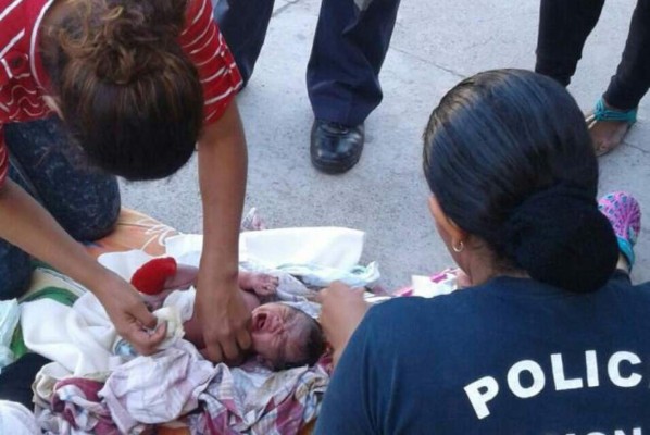 Policías atienden parto en plena calle de Tegucigalpa