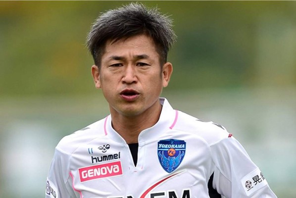 El futbolista más viejo del mundo firma nuevo contrato