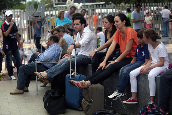 Evacuan a turistas varados en Acapulco
