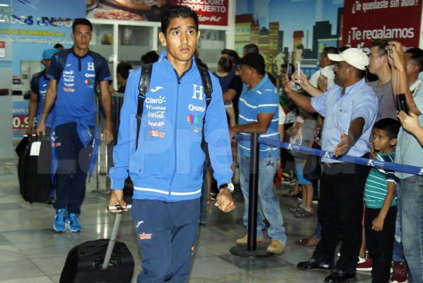 Entre gritos y fotos reciben a la Selección de Honduras tras la paliza en el estadio Azteca