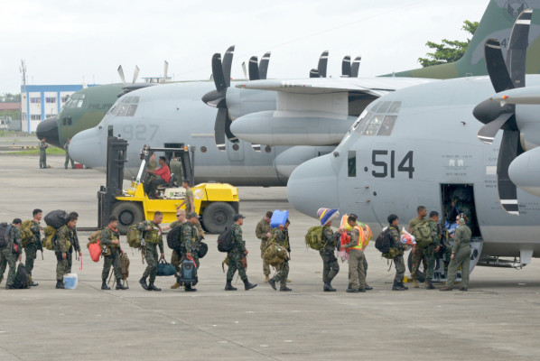 Filipinas intenta ayudar a damnificados de tifón con ayuda de EUA 