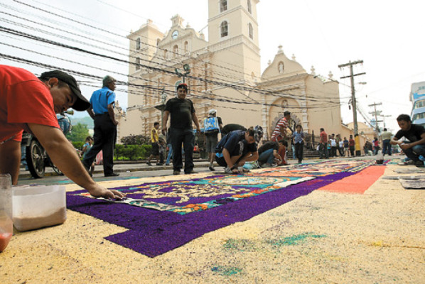En vía crucis piden alto a injusticia y corrupción