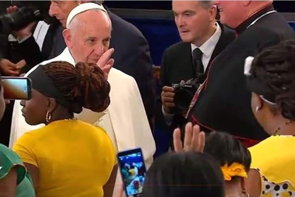 Garífunas hondureños entregan libro al Papa