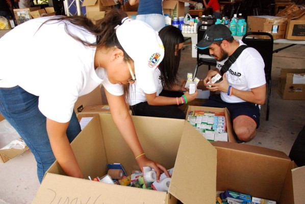 Venezolanos en Miami envían insumos a 'combatientes' en Venezuela