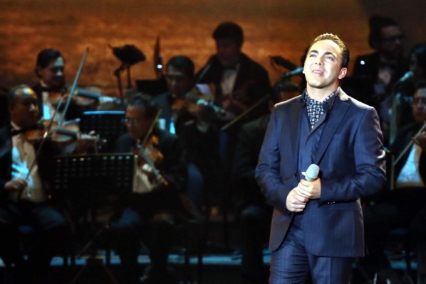 Se burlan de Cristian Castro en la red  