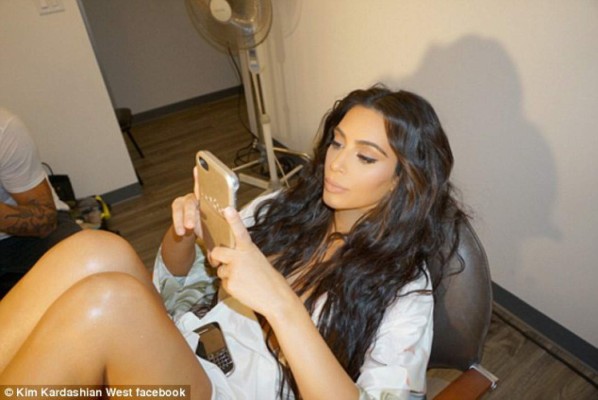 Kim Kardashian reaparece en Facebook