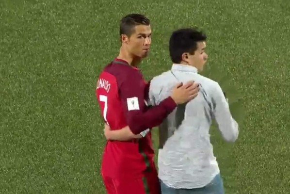 Cristiano Ronaldo accede a una selfie con un joven peruano