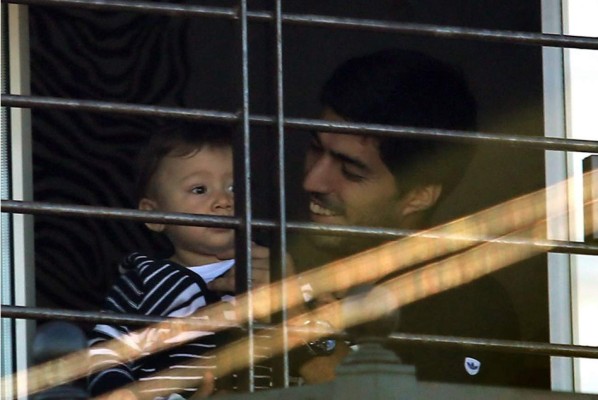 Video: Luis Suárez reaparece y saluda a hinchas uruguayos