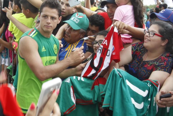 'Chicharito' Hernández causa furor en Houston