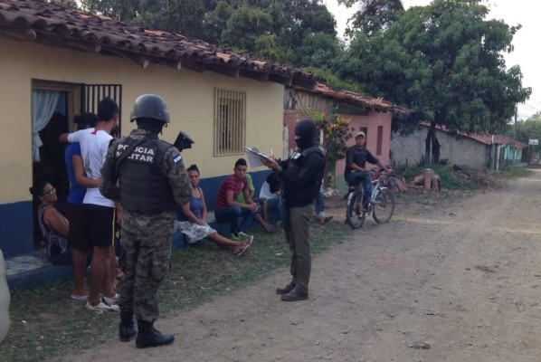 Allanan 47 propiedades en Olancho en busca de banda criminal
