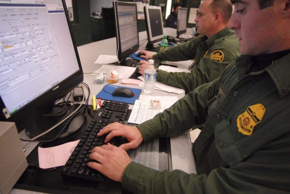 Retiran a agentes fronterizos que usaron mensajes ofensivos contra migrantes en internet&nbsp;&nbsp;