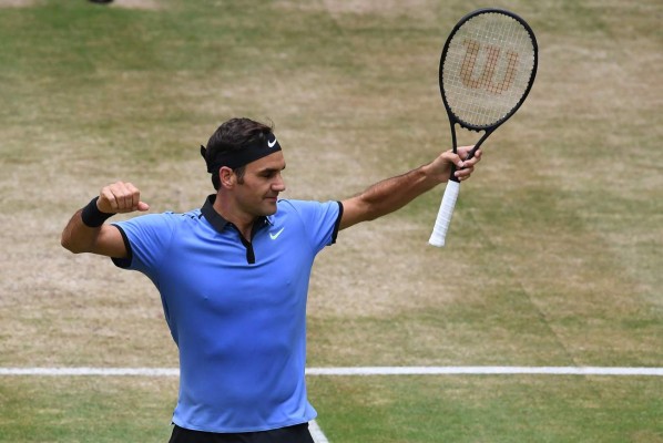 Switzerland's Roger Federer returns against Czech Republic's Tomas Berdych during their men's singles semi-final match on the eleventh day of the 2017 Wimbledon Championships at The All England Lawn Tennis Club in Wimbledon, southwest London, on July 14, 2017.Federer won the match 7-6, 7-6, 6-4. / AFP PHOTO / Adrian DENNIS / RESTRICTED TO EDITORIAL USE