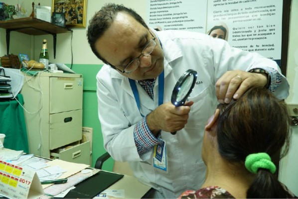 Reconocen trayectoria profesional del dermatólogo sampedrano Cándido Mejía