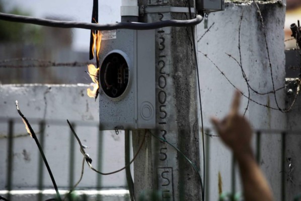 Corto cricuito deja sin energía eléctrica el Yankel Rosenthal