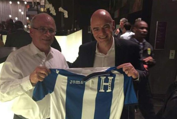 Presidente de la Fifa recibió una camiseta de la Bicolor