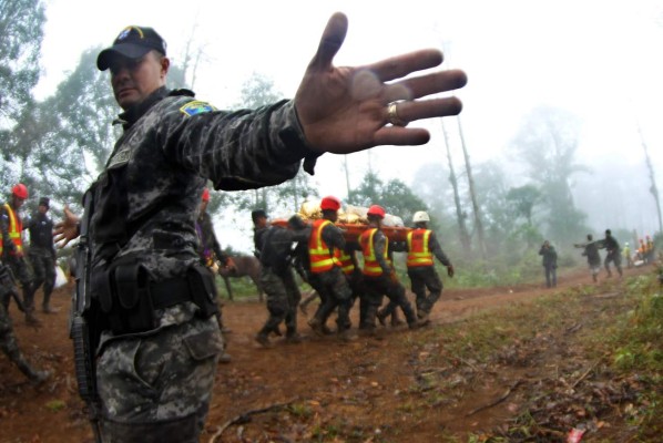 Titánica tarea de rescate de víctimas de accidente aéreo