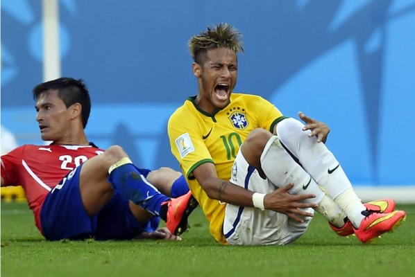 Neymar se retiró lesionado ante Chile y es duda para cuartos