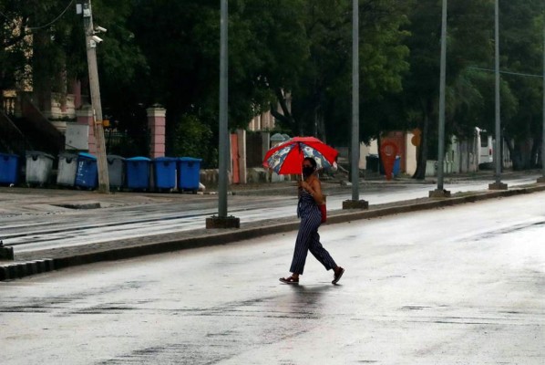 Eta deja inundaciones en el sur de Florida pero no la golpeará como huracán  