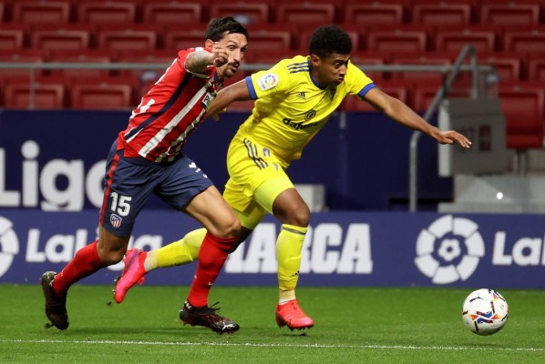 Atlético de Madrid goleó al Cádiz del Choco Lozano y es líder de la Liga de España