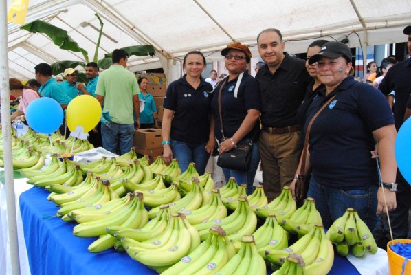 Mercadean con éxito productos hondureños en Primer festival del banano