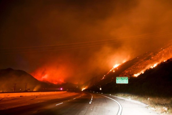 Incendio en California obliga a evacuar a más de 82.000 personas