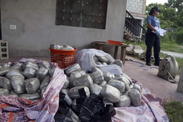 Encuentran 325 kilos de droga en una cuartería