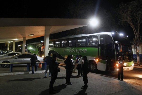 Migrantes cubanos varados en Costa Rica llegan a México