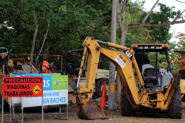 Realizan trabajos de bacheo en la colonia Bella Vista