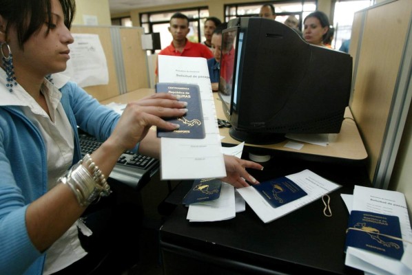 Entregan 5,000 pasaportes tramitados en cabinas móviles