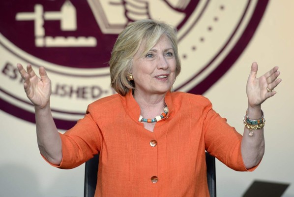 Kim Kardashian presume selfie con Hillary en pleno debate republicano