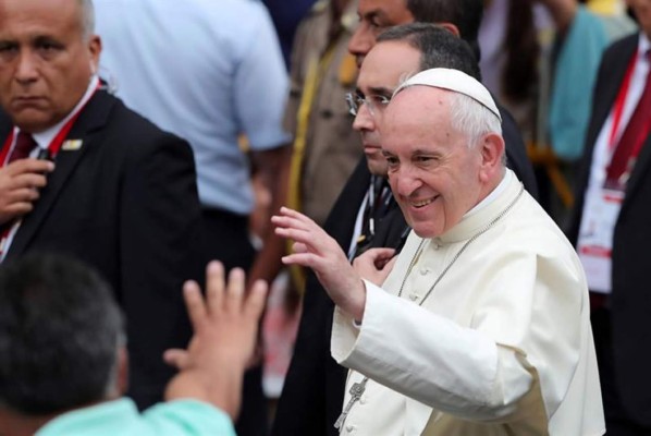 El Papa llega a ciudad peruana de Trujillo que lo recibe con marinera norteña