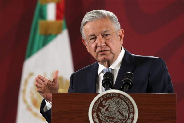 Obrador arremete contra funcionarios que ganan más que él  