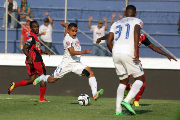 Olimpia se queda con el liderato y manda a Deportes Savio a segunda