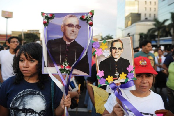Más de 7,000 salvadoreños viajan al Vaticano para canonización de monseñor Romero