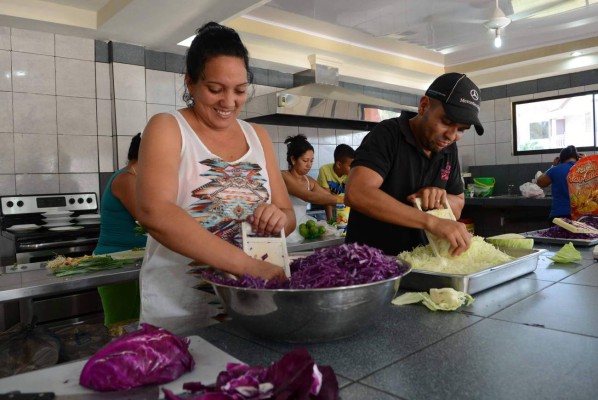 Cubanos varados en Costa Rica más cerca de seguir su viaje a EUA