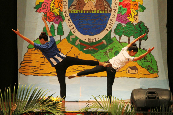 Escuela Internacional Sampedrana se luce con festival cultural