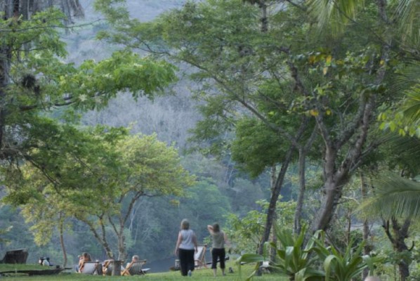 Desde el mirador los turistas observan toda la naturaleza que hay en el valle de Copán.