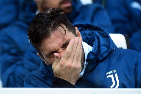 ¡Lágrimas de capitán! Buffon rompe a llorar en el homenaje a Davide Astori