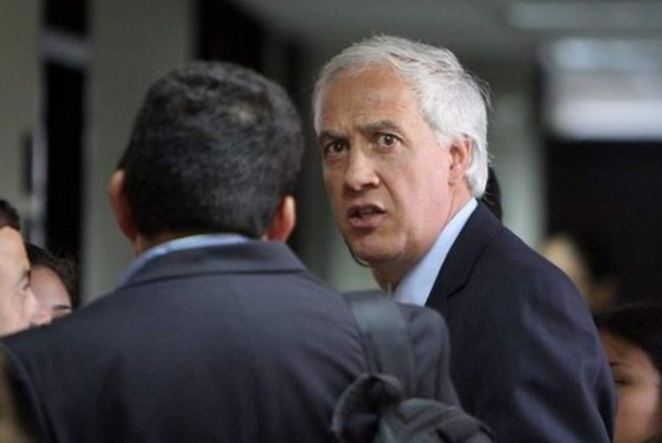 Sorprenden a ex alcalde preso caminando 'libremente' en Bogotá