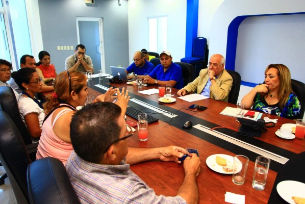 Discuten por derrame de agua en la Santa Martha