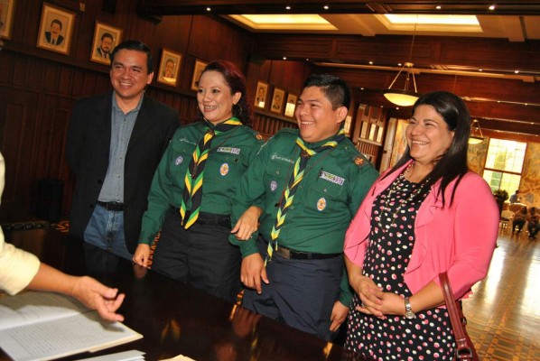 Pareja de Scout vive historia de amor y aventura hasta en el altar
