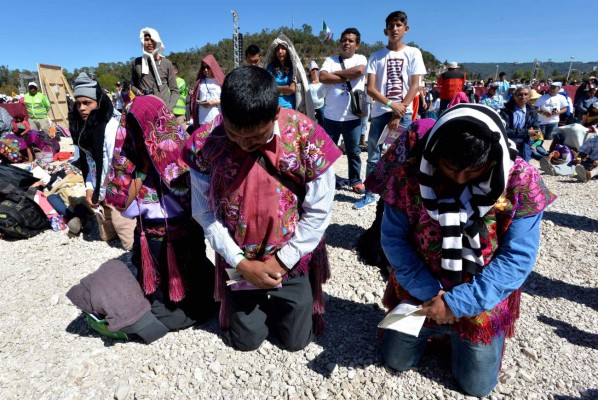 People attend Pope Francis' open-air mass in San Cristobal de las Casas, in Chiapas, on February 15, 2016. Thousands of indigenous Mexicans flocked on Monday to a field in the impoverished southern state of Chiapas to attend Pope Francis' mass in three native languages. AFP PHOTO / MARIO VAZQUEZ