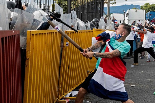 Caos en Costa Rica: Policía y manifestantes se enfrentan cerca de Casa Presidencial