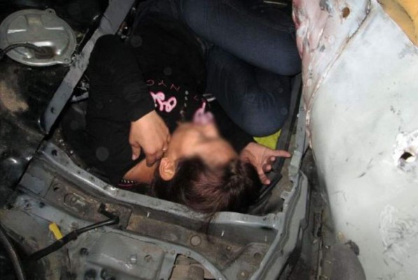 Hallan a migrante oculta en falso compartimiento de carro modificado