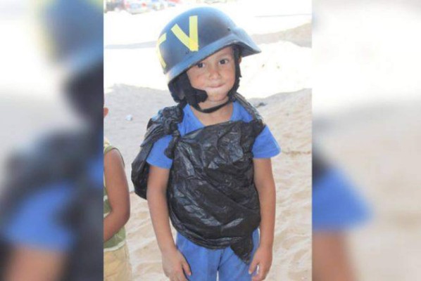 Niño en Gaza se disfraza de periodista para no morir