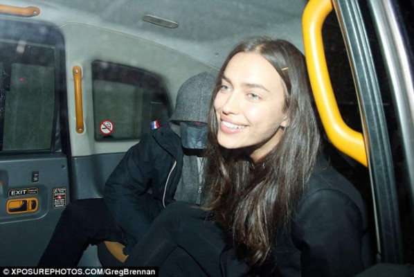 Bradley Cooper e Irina Shayk se 'comen” a besos durante su visita a Londres
